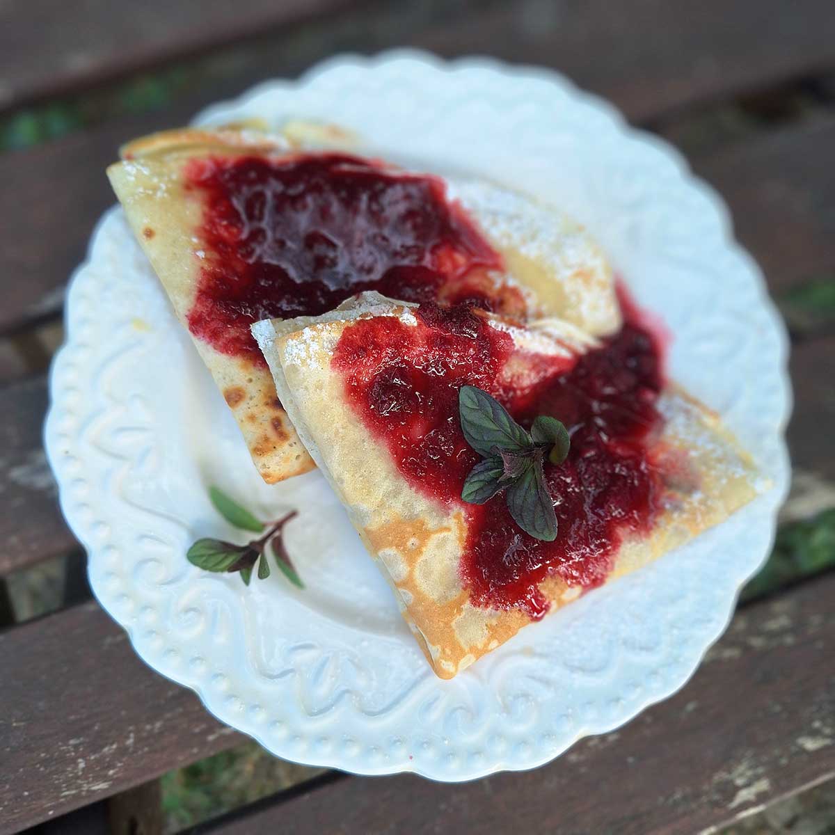 Na palacinky sa výborne hodí aj omáčka z mrazených čerešní. Stačí rozmixovať a povariť s trochou cukru. 