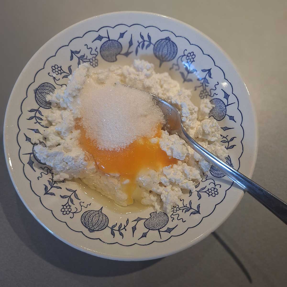 Príprava tvarohovej plnky na koláč