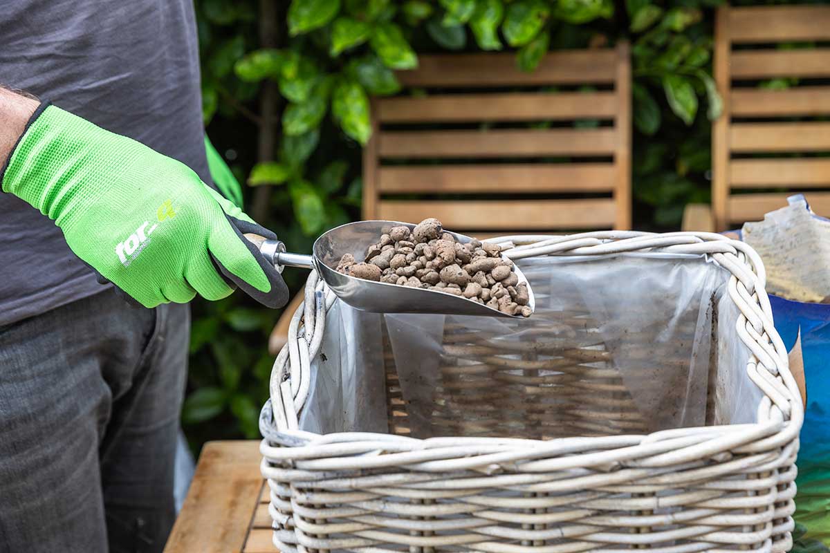Vystlanie košíka fóliou a naplnenie keramzitom