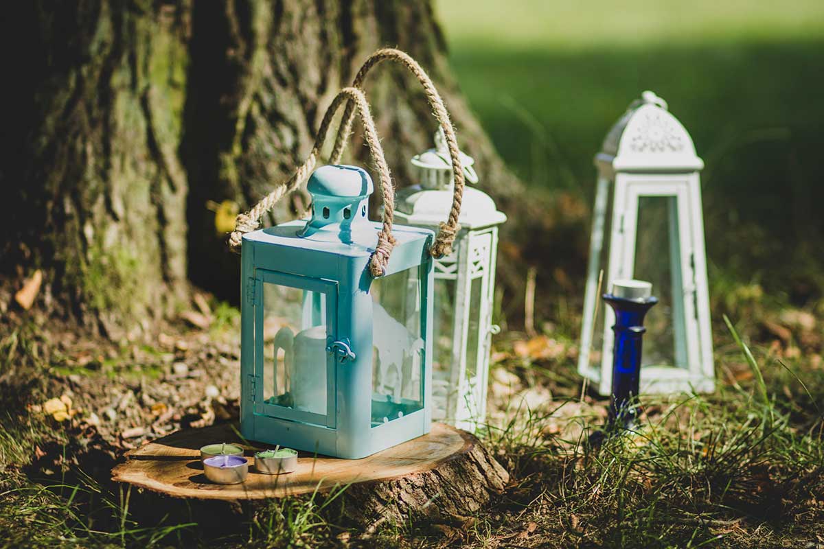 Záhradné lampáše natreté krycou lazúrou Bondex Garden Colors