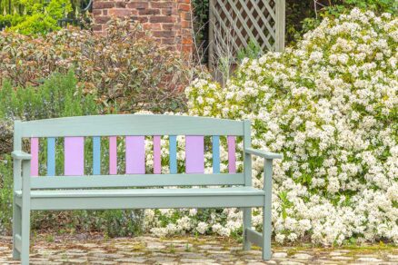 Záhradná lavička natretá pastelovými farbami Bondex Garden Colors