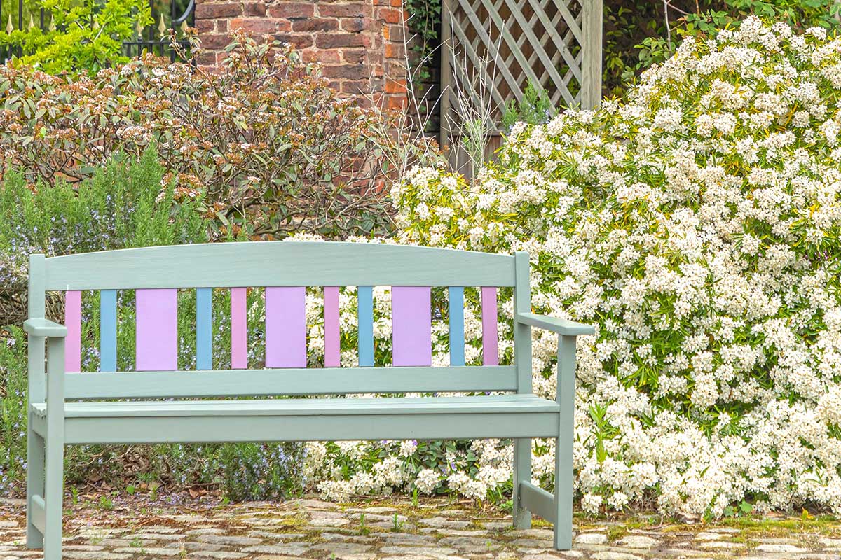 Záhradná lavička natretá pastelovými farbami Bondex Garden Colors