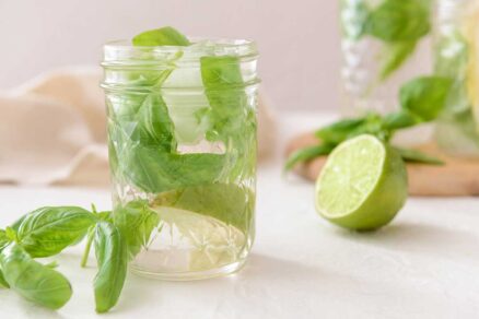 Bazalková limonáda s limetkou