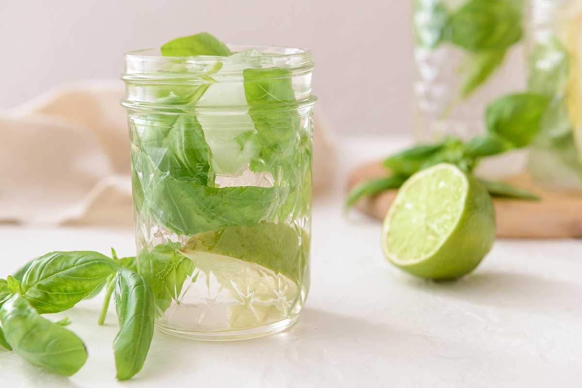 Bazalková limonáda s limetkou