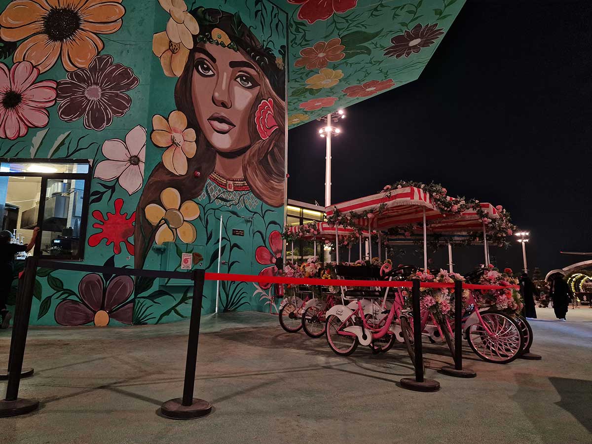 Bicykle a elektrické vozíky sa dali prenajať. 