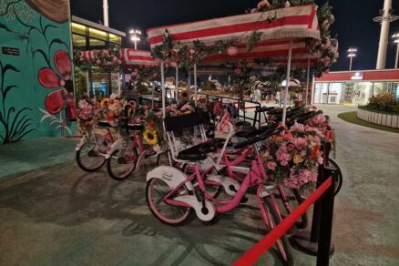 Bicykle na prenájom s kvetinovými dekoráciami na Boulevard Flowers v Saudskej Arábii