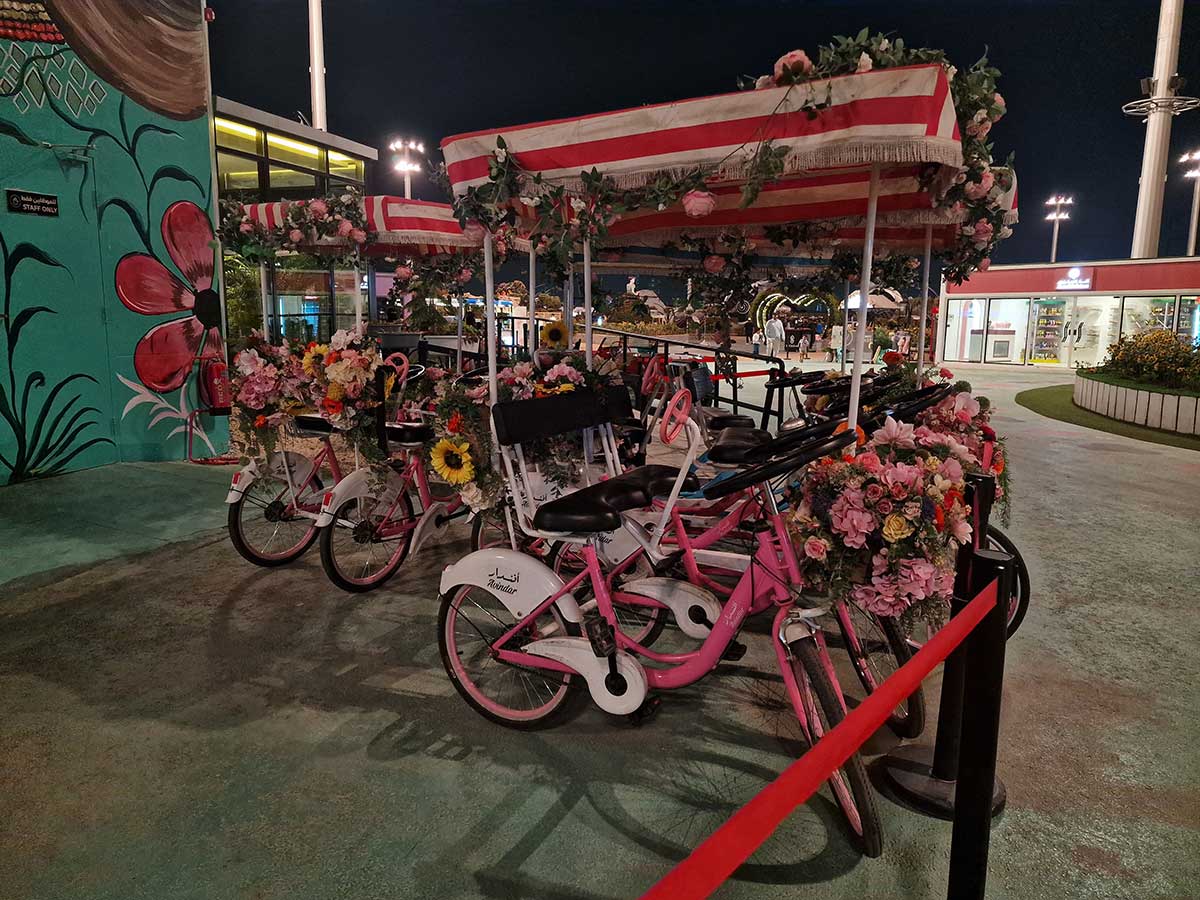 Bicykle na prenájom s kvetinovými dekoráciami na Boulevard Flowers v Saudskej Arábii