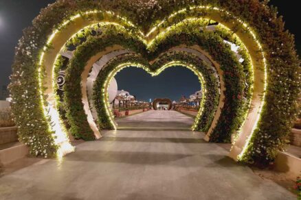 Srdcové oblúky obrastené kvetmi na Boulevard Flowers v Saudskej Arábii