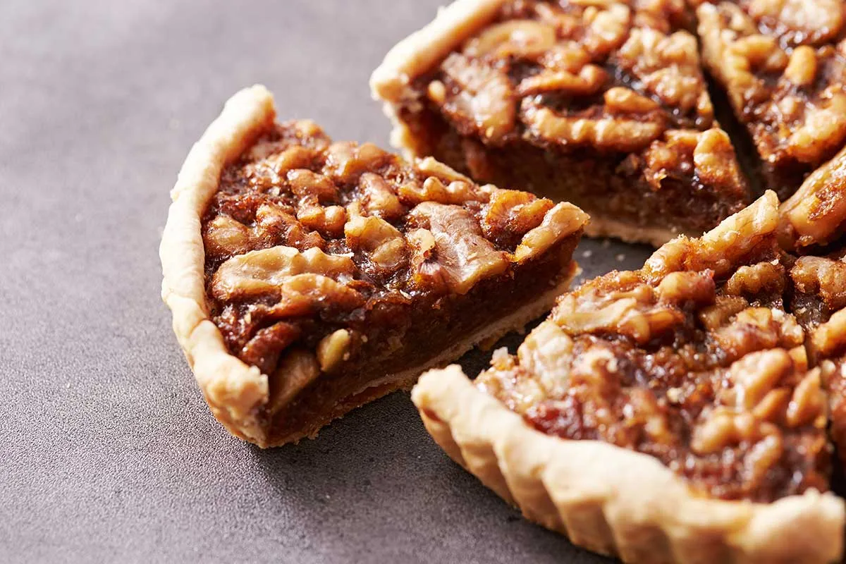Orechový tart s karamelom