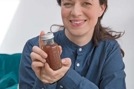 Pripravený domáci sirup v sklenej fľaštičke
