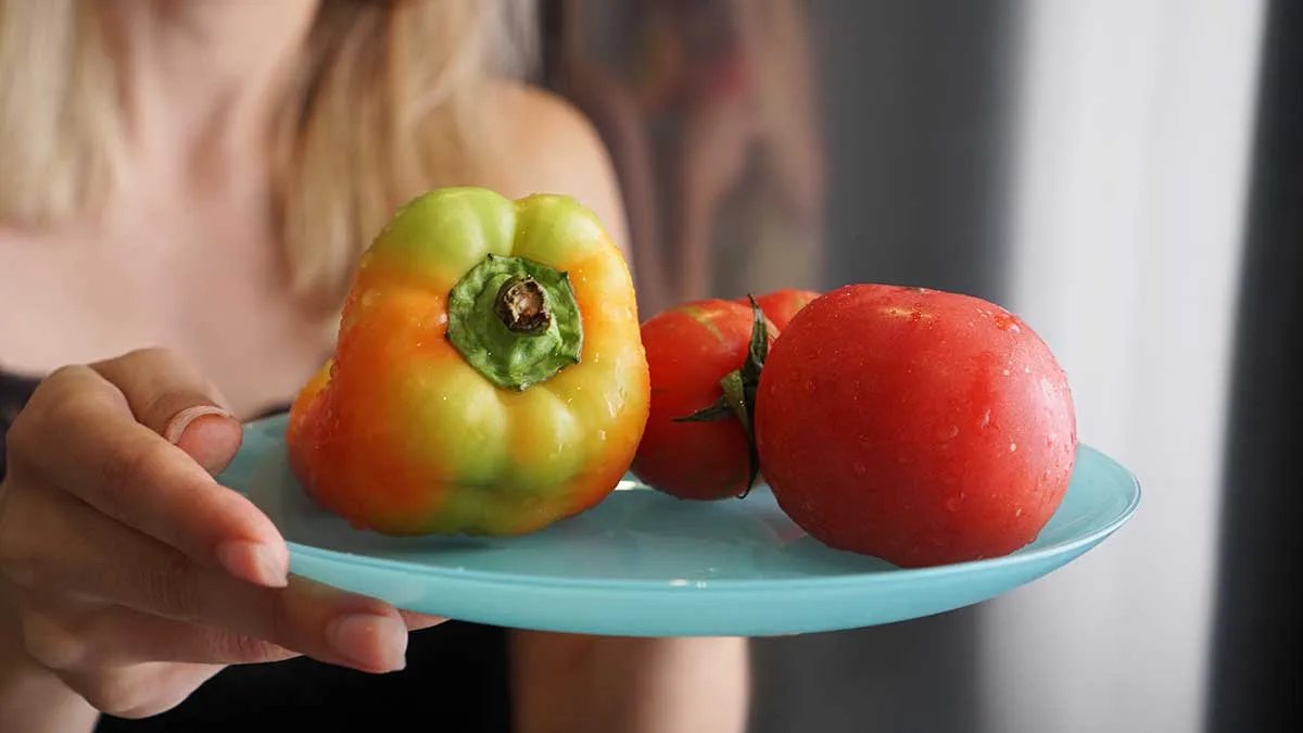 Paprika verzus paradajka na tanieri