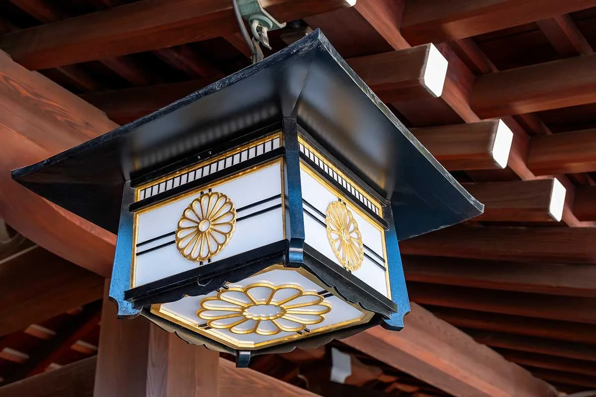 Chryzantémy ako japonský symbol v zlatej farbe