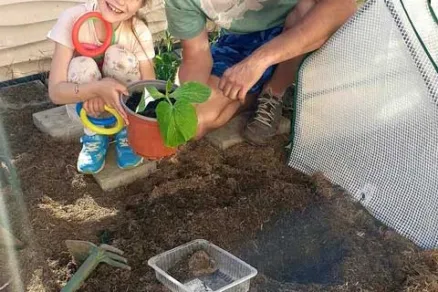 Pestovateľ Martin Búran s dcérou v záhrade