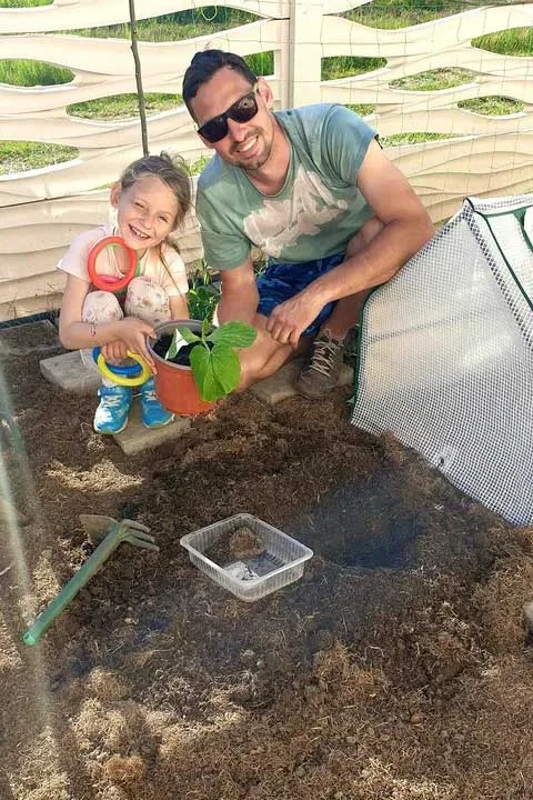 Pestovateľ Martin Búran s dcérou v záhrade
