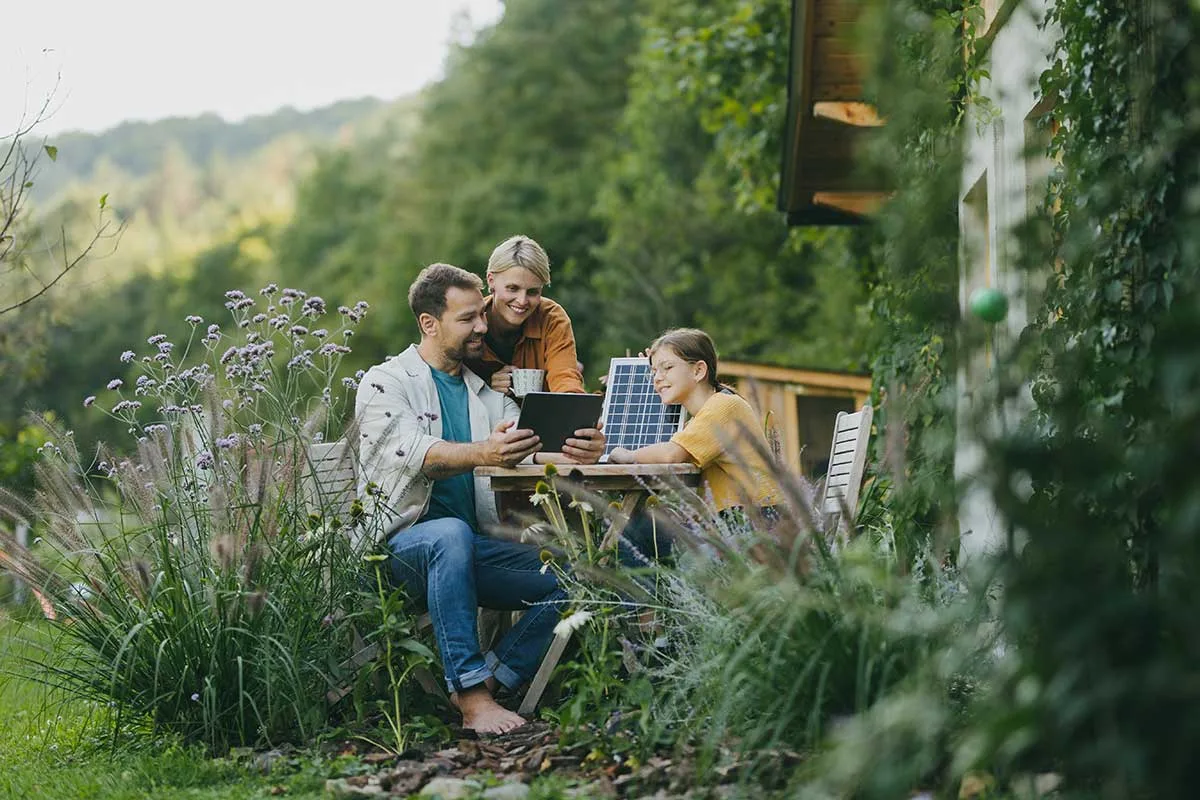 Mladá rodina spomína na blízkych v pietnej časti záhrady